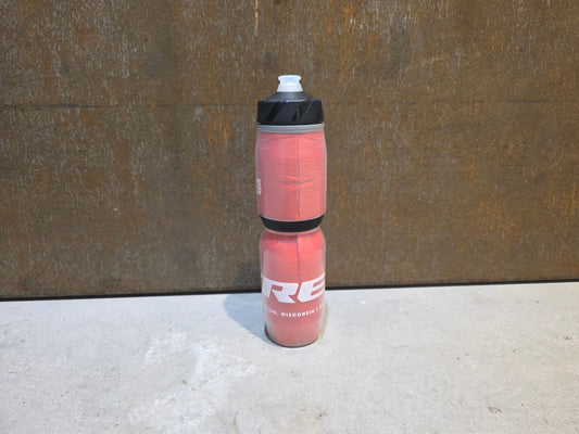 Trinkflaschen und Halter von Trek, TREK VODA ICE 830ML THERMO TRINKFLASCHE / ROT vor USEDBIKES - OB.DE Hintergrund