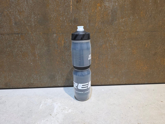 Trinkflaschen und Halter von Trek, TREK VODA ICE 830ML THERMO TRINKFLASCHE / SCHWARZ vor USEDBIKES - OB.DE Hintergrund