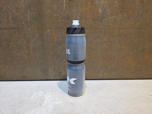 Trinkflaschen und Halter von Trek, TREK VODA ICE 830ML THERMO TRINKFLASCHE / SCHWARZ vor USEDBIKES - OB.DE Hintergrund