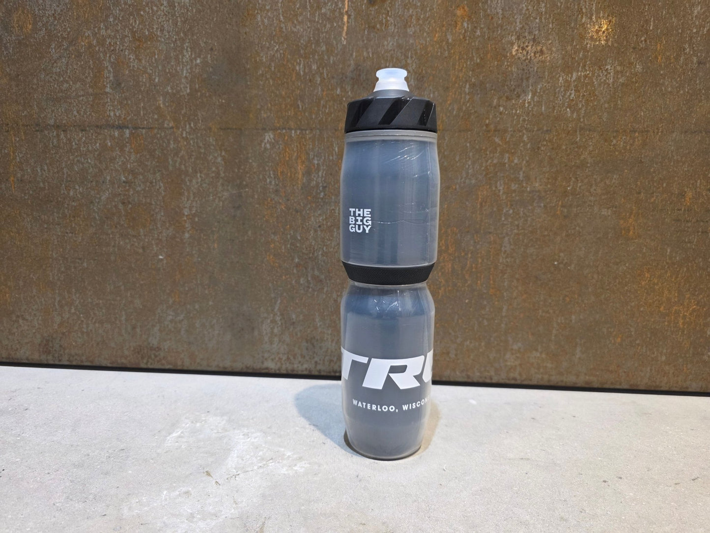 Trinkflaschen und Halter von Trek, TREK VODA ICE 830ML THERMO TRINKFLASCHE / SCHWARZ vor USEDBIKES - OB.DE Hintergrund