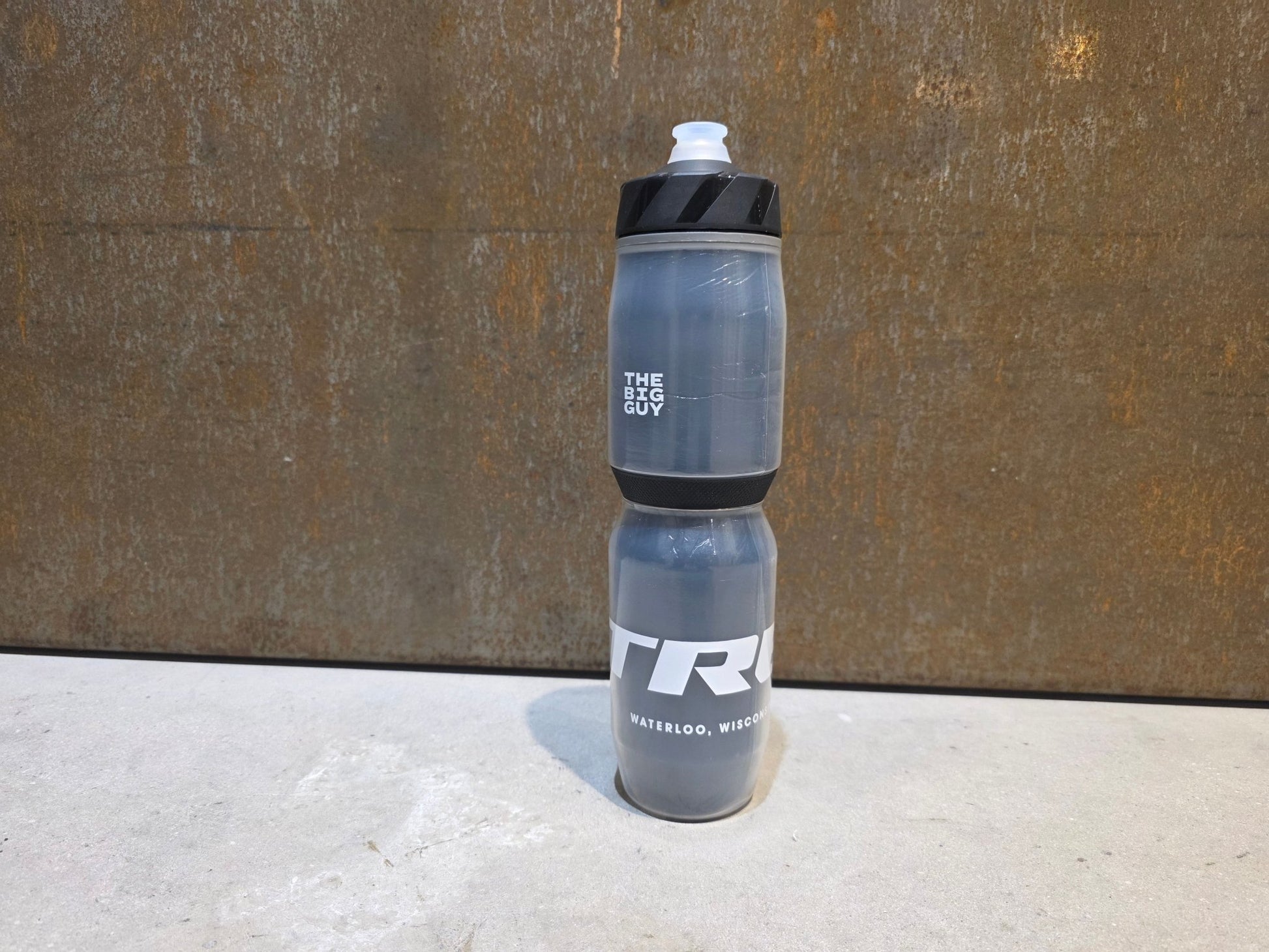 Trinkflaschen und Halter von Trek, TREK VODA ICE 830ML THERMO TRINKFLASCHE / SCHWARZ vor USEDBIKES - OB.DE Hintergrund