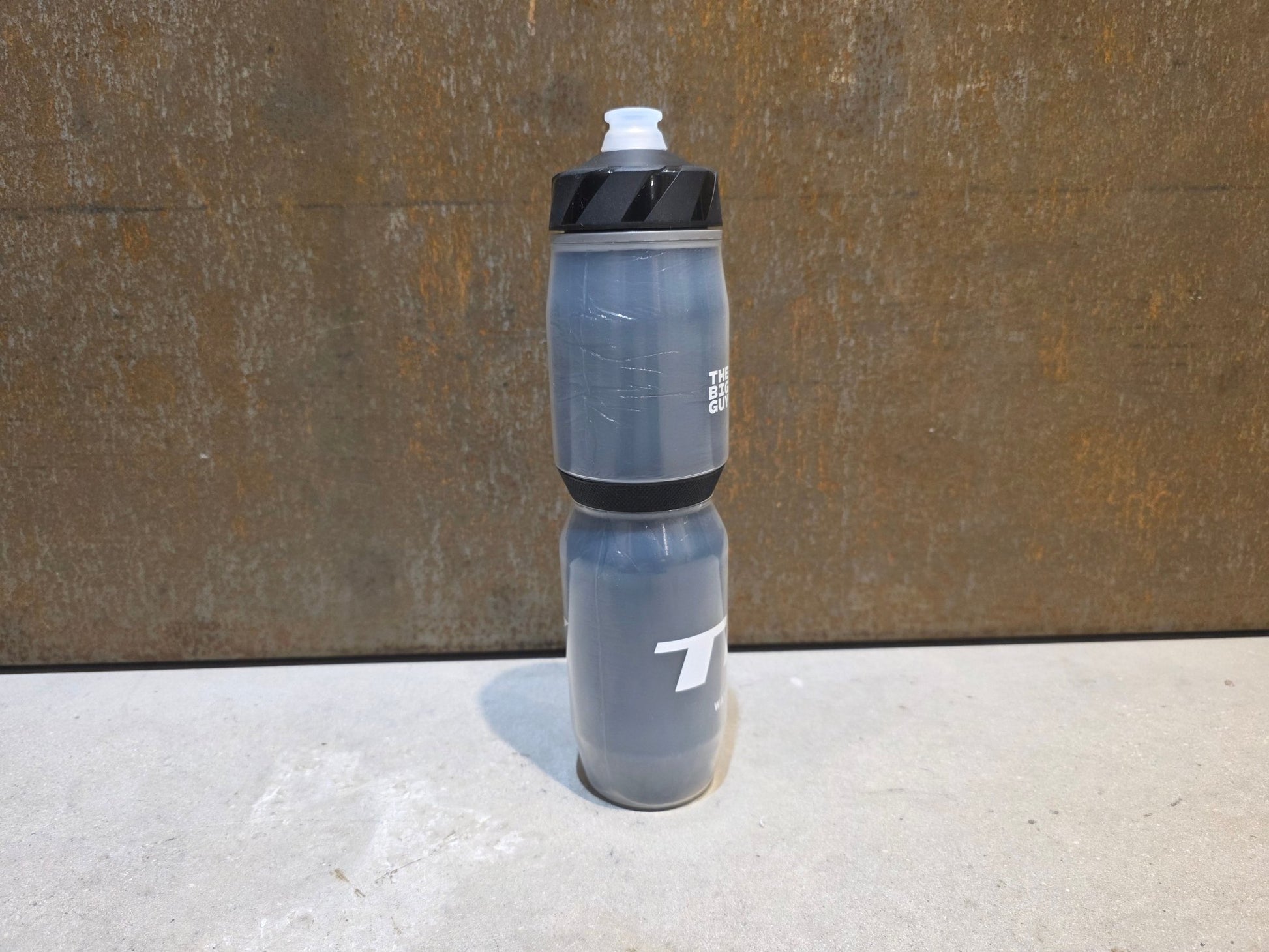 Trinkflaschen und Halter von Trek, TREK VODA ICE 830ML THERMO TRINKFLASCHE / SCHWARZ vor USEDBIKES - OB.DE Hintergrund
