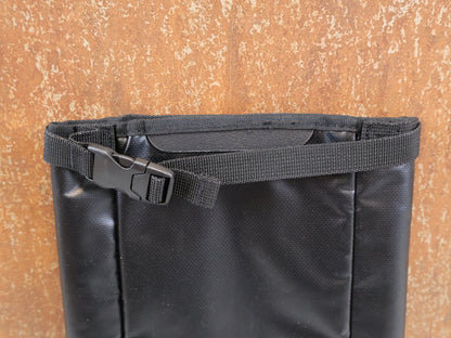 Taschen & Rucksäcke von Trek, TREK WATERPROOF BUCKLED NIP BAG W5268548 / STYLISCHE UNIVERSAL TRANSPORTTASCHE vor USEDBIKES-OB.DE Hintergrund