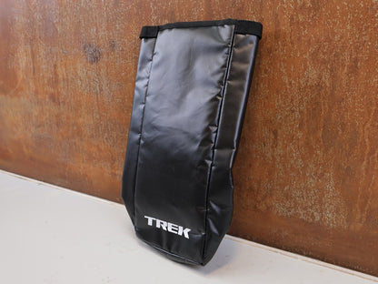 Taschen & Rucksäcke von Trek, TREK WATERPROOF BUCKLED NIP BAG W5268548 / STYLISCHE UNIVERSAL TRANSPORTTASCHE vor USEDBIKES-OB.DE Hintergrund