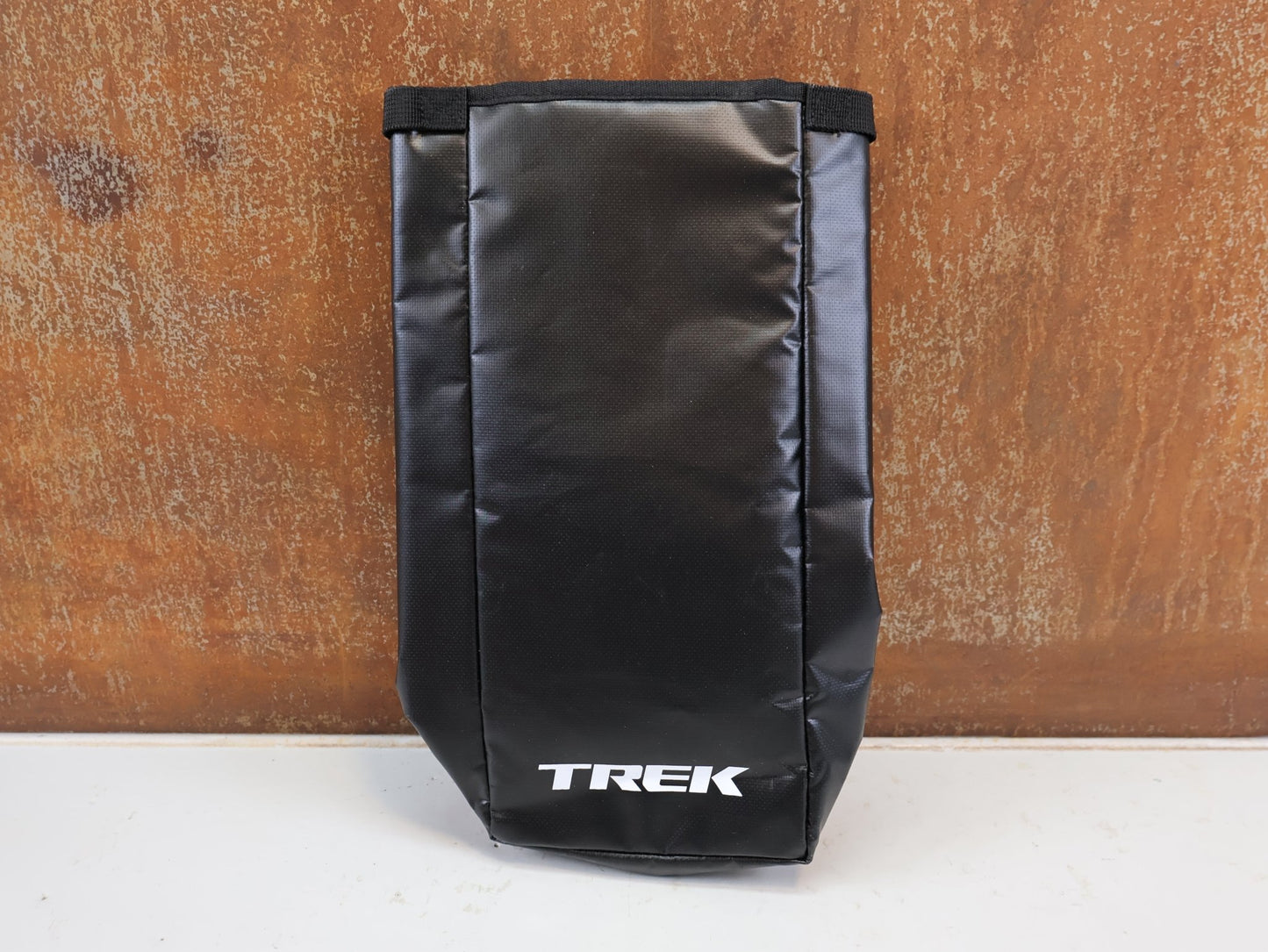 Taschen & Rucksäcke von Trek, TREK WATERPROOF BUCKLED NIP BAG W5268548 / STYLISCHE UNIVERSAL TRANSPORTTASCHE vor USEDBIKES-OB.DE Hintergrund