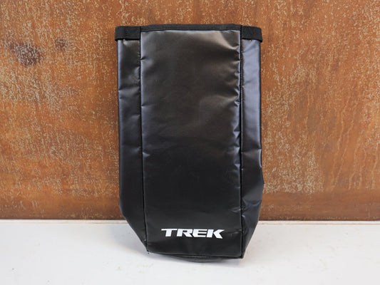 Taschen & Rucksäcke von Trek, TREK WATERPROOF BUCKLED NIP BAG W5268548 / STYLISCHE UNIVERSAL TRANSPORTTASCHE vor USEDBIKES-OB.DE Hintergrund