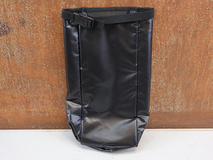 Taschen & Rucksäcke von Trek, TREK WATERPROOF BUCKLED NIP BAG W5268548 / STYLISCHE UNIVERSAL TRANSPORTTASCHE vor USEDBIKES-OB.DE Hintergrund