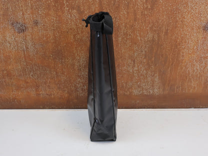 Taschen & Rucksäcke von Trek, TREK WATERPROOF BUCKLED NIP BAG W5268548 / STYLISCHE UNIVERSAL TRANSPORTTASCHE vor USEDBIKES-OB.DE Hintergrund