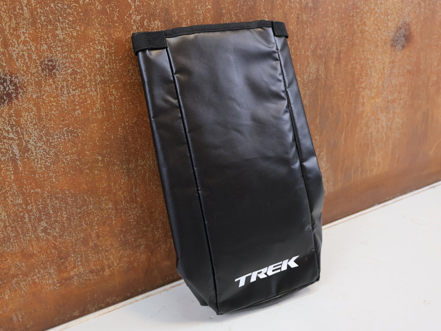 Taschen & Rucksäcke von Trek, TREK WATERPROOF BUCKLED NIP BAG W5268548 / STYLISCHE UNIVERSAL TRANSPORTTASCHE vor USEDBIKES-OB.DE Hintergrund
