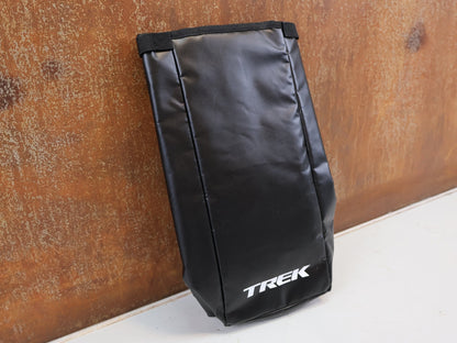 Taschen & Rucksäcke von Trek, TREK WATERPROOF BUCKLED NIP BAG W5268548 / STYLISCHE UNIVERSAL TRANSPORTTASCHE vor USEDBIKES-OB.DE Hintergrund