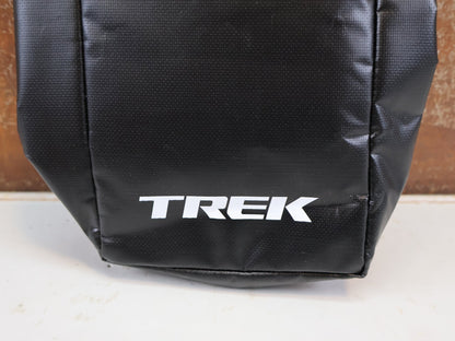Taschen & Rucksäcke von Trek, TREK WATERPROOF BUCKLED NIP BAG W5268548 / STYLISCHE UNIVERSAL TRANSPORTTASCHE vor USEDBIKES-OB.DE Hintergrund