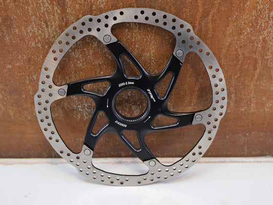 Bremse von TRP, TRP R1C CENTERLOCK BREMSSCHEIBE / 2-TEILIG 203 MM / 2.3 MM DICKE E-MTB DHR vor USEDBIKES-OB.DE Hintergrund