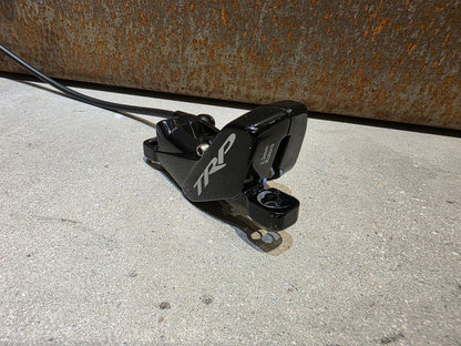 Bremse von TRP, TRP TRAIL EVO HD - M843 SCHEIBENBREMSE 203MM VORNE UND HINTEN vor USEDBIKES - OB.DE Hintergrund