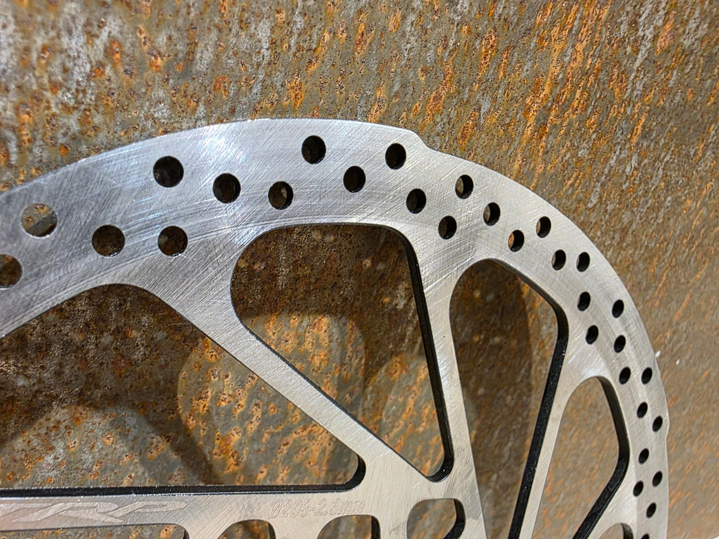 Bremse von TRP, TRP TRAIL EVO HD - M843 SCHEIBENBREMSE 203MM VORNE UND HINTEN vor USEDBIKES - OB.DE Hintergrund