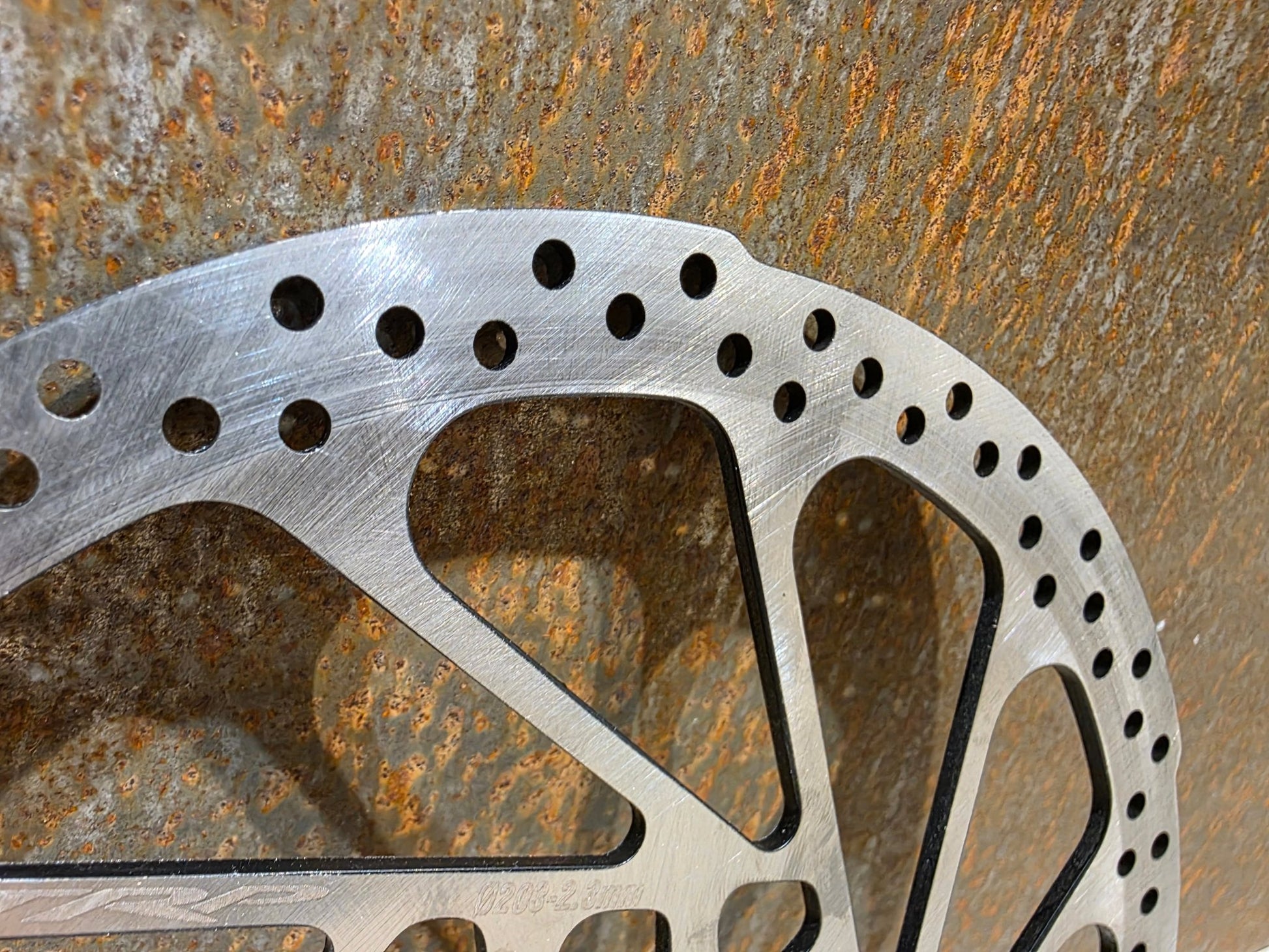 Bremse von TRP, TRP TRAIL EVO HD - M843 SCHEIBENBREMSE 203MM VORNE UND HINTEN vor USEDBIKES - OB.DE Hintergrund