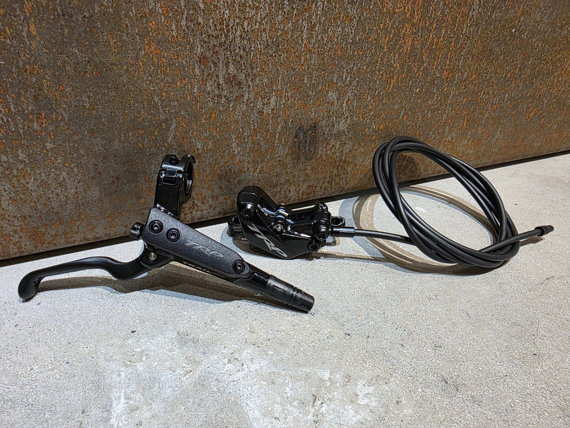 Bremse von TRP, TRP TRAIL EVO HD - M843 SCHEIBENBREMSE 203MM VORNE UND HINTEN vor USEDBIKES - OB.DE Hintergrund