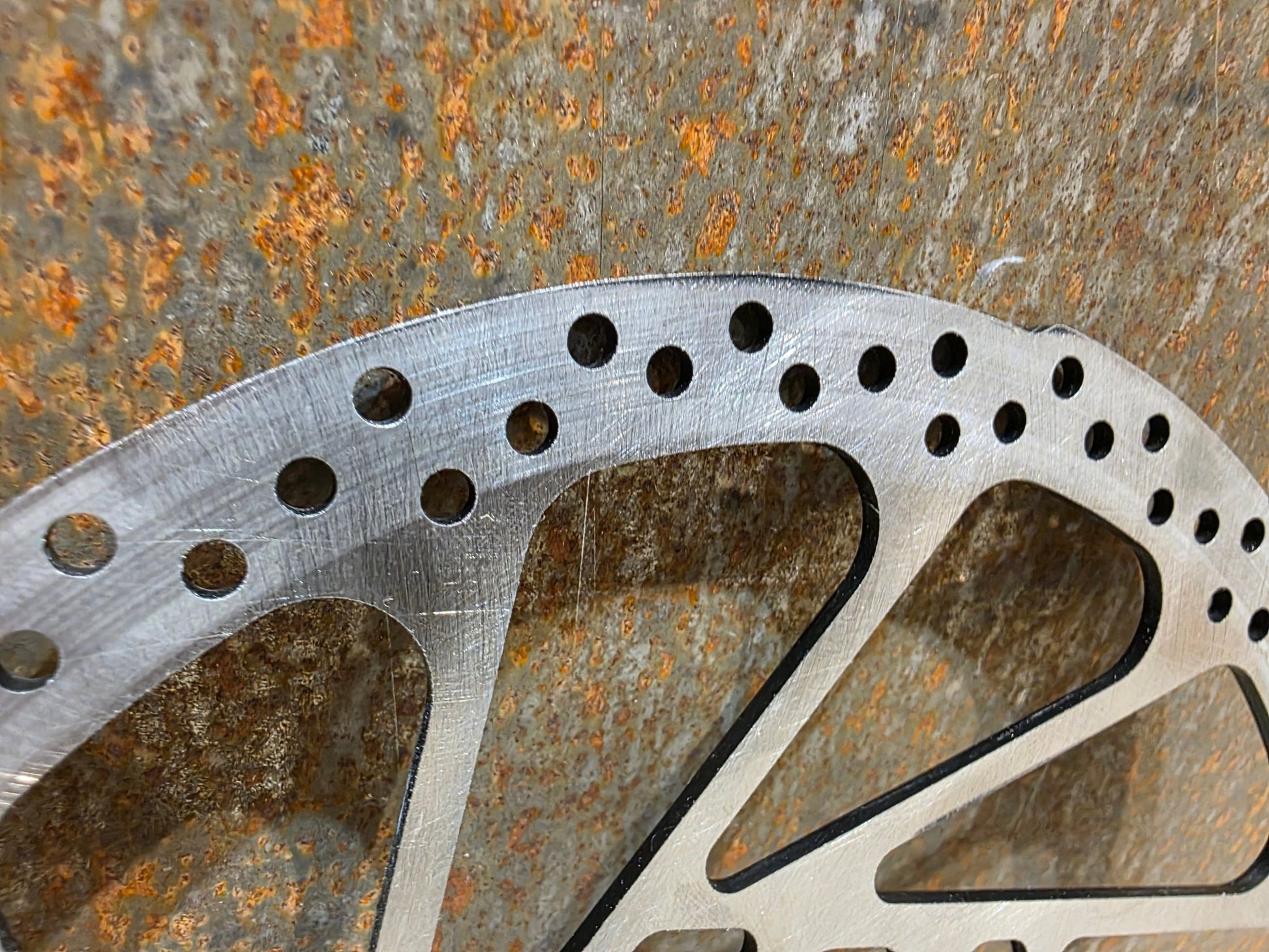 Bremse von TRP, TRP TRAIL EVO HD - M843 SCHEIBENBREMSE 203MM VORNE UND HINTEN vor USEDBIKES - OB.DE Hintergrund