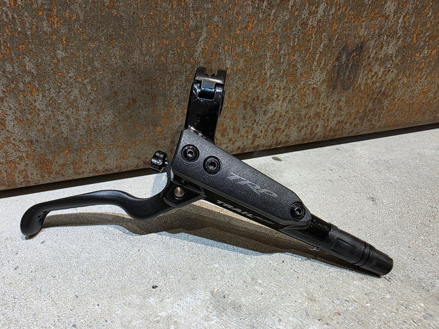 Bremse von TRP, TRP TRAIL EVO HD - M843 SCHEIBENBREMSE 203MM VORNE UND HINTEN vor USEDBIKES - OB.DE Hintergrund