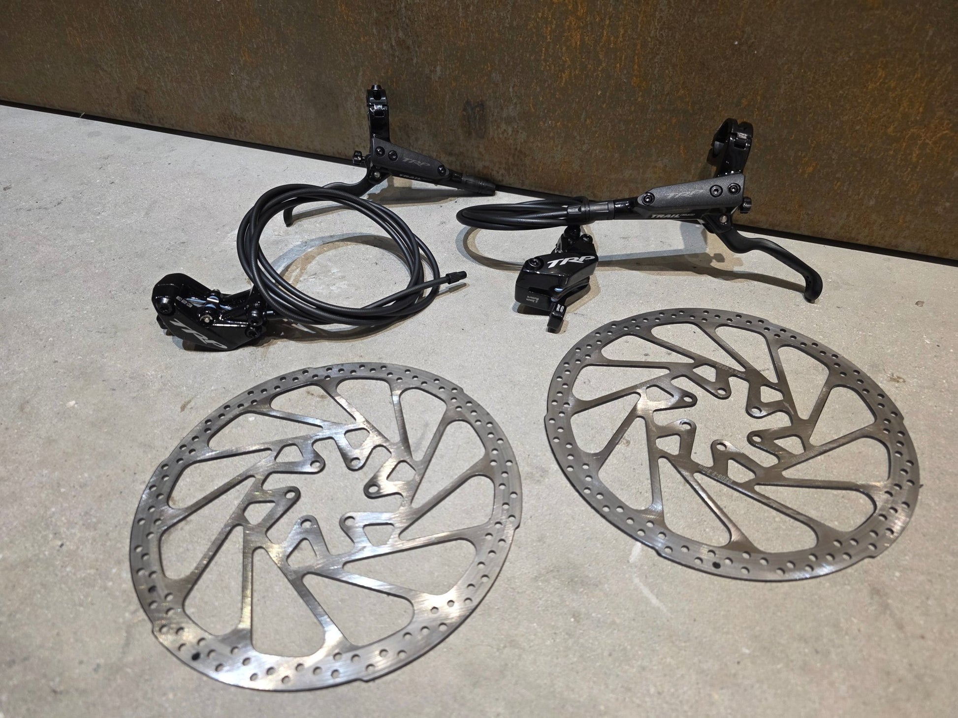 Bremse von TRP, TRP TRAIL EVO HD - M843 SCHEIBENBREMSE 203MM VORNE UND HINTEN vor USEDBIKES - OB.DE Hintergrund