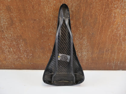 Sattel von Tune, TUNE KOMM-VOR CARBON SATTEL / SCHWARZ / CARBON GLANZ / ULTRALEICHT 96G vor USEDBIKES-OB.DE Hintergrund