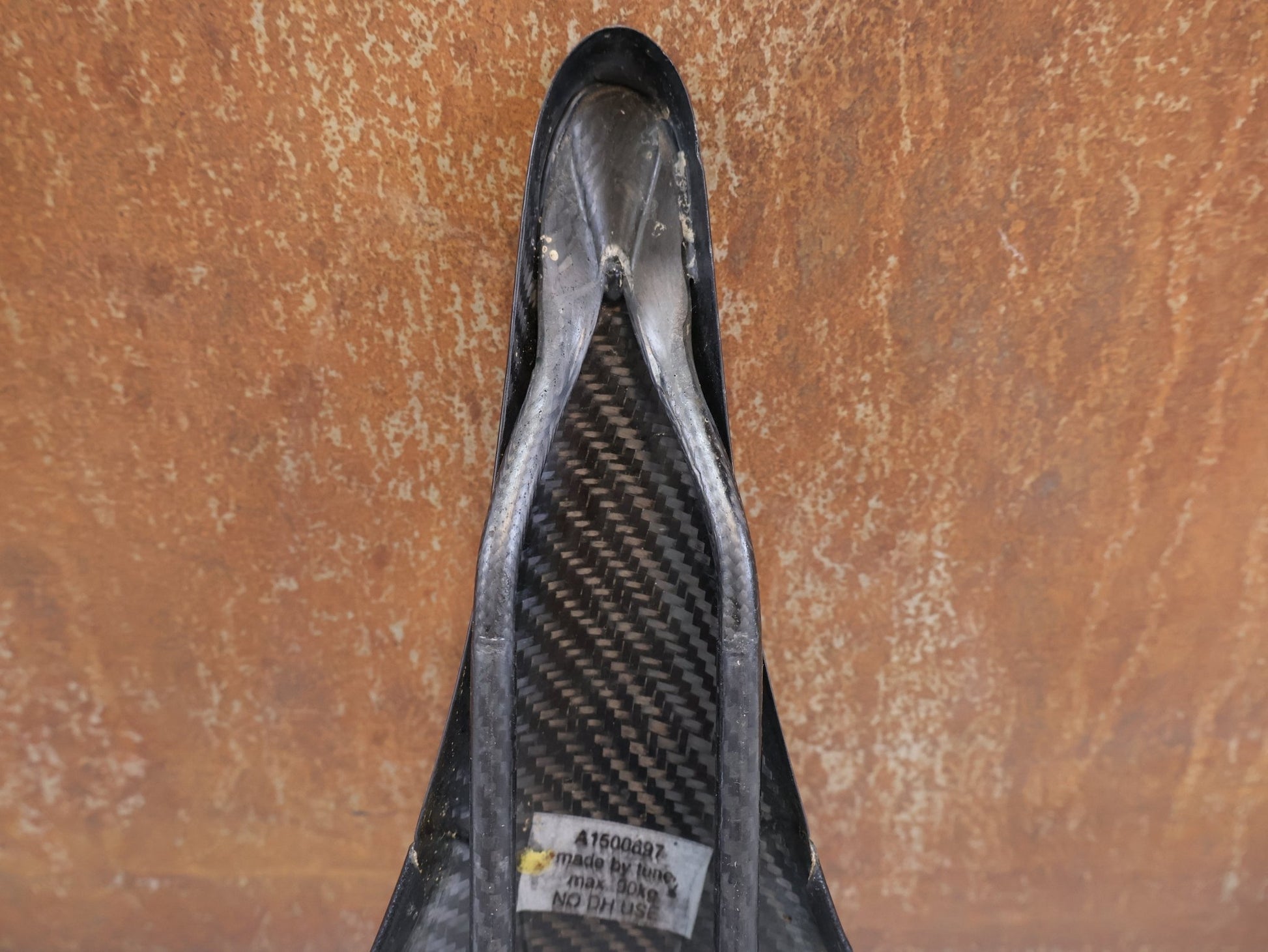Sattel von Tune, TUNE KOMM-VOR CARBON SATTEL / SCHWARZ / CARBON GLANZ / ULTRALEICHT 96G vor USEDBIKES-OB.DE Hintergrund