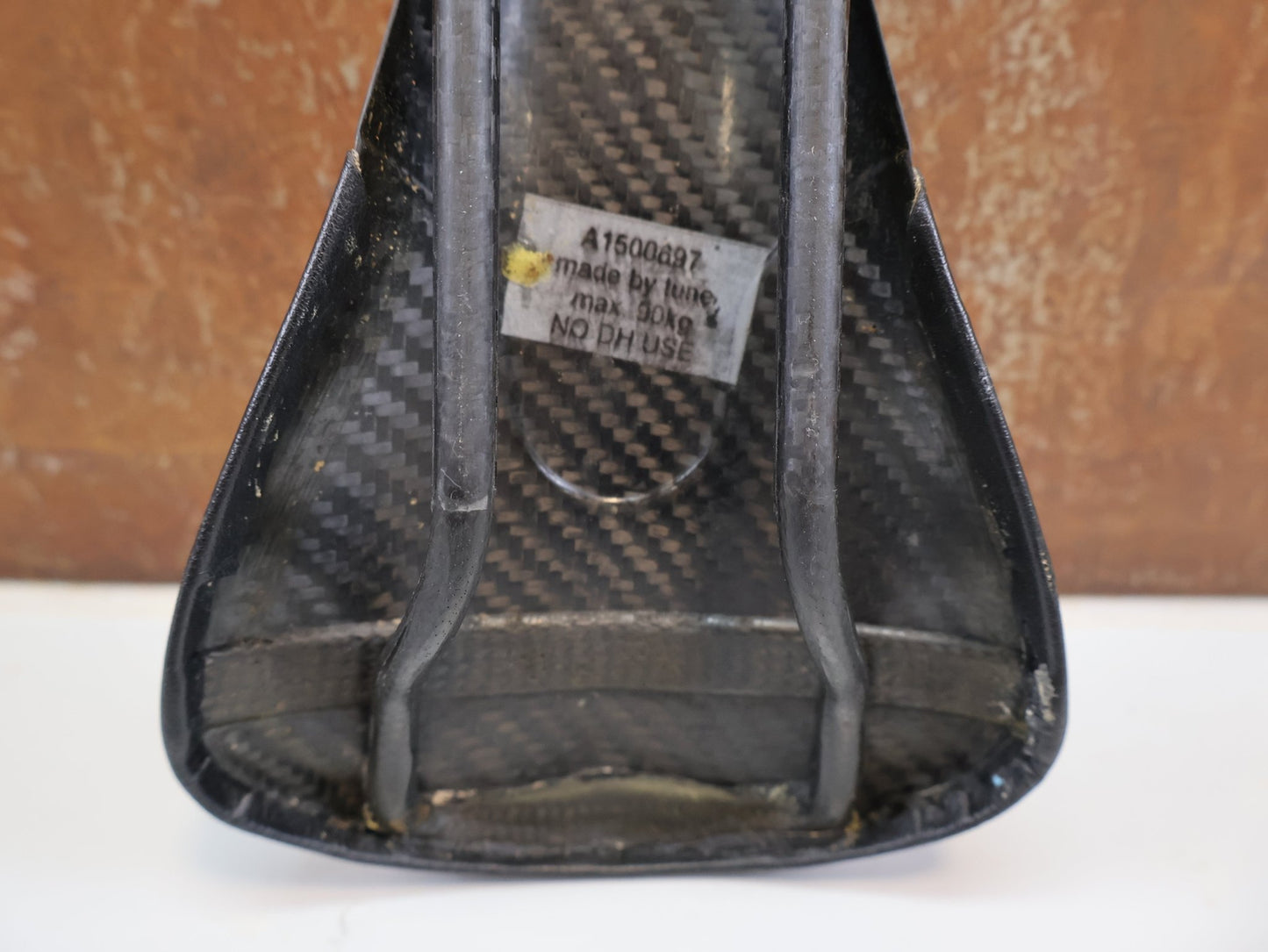 Sattel von Tune, TUNE KOMM-VOR CARBON SATTEL / SCHWARZ / CARBON GLANZ / ULTRALEICHT 96G vor USEDBIKES-OB.DE Hintergrund