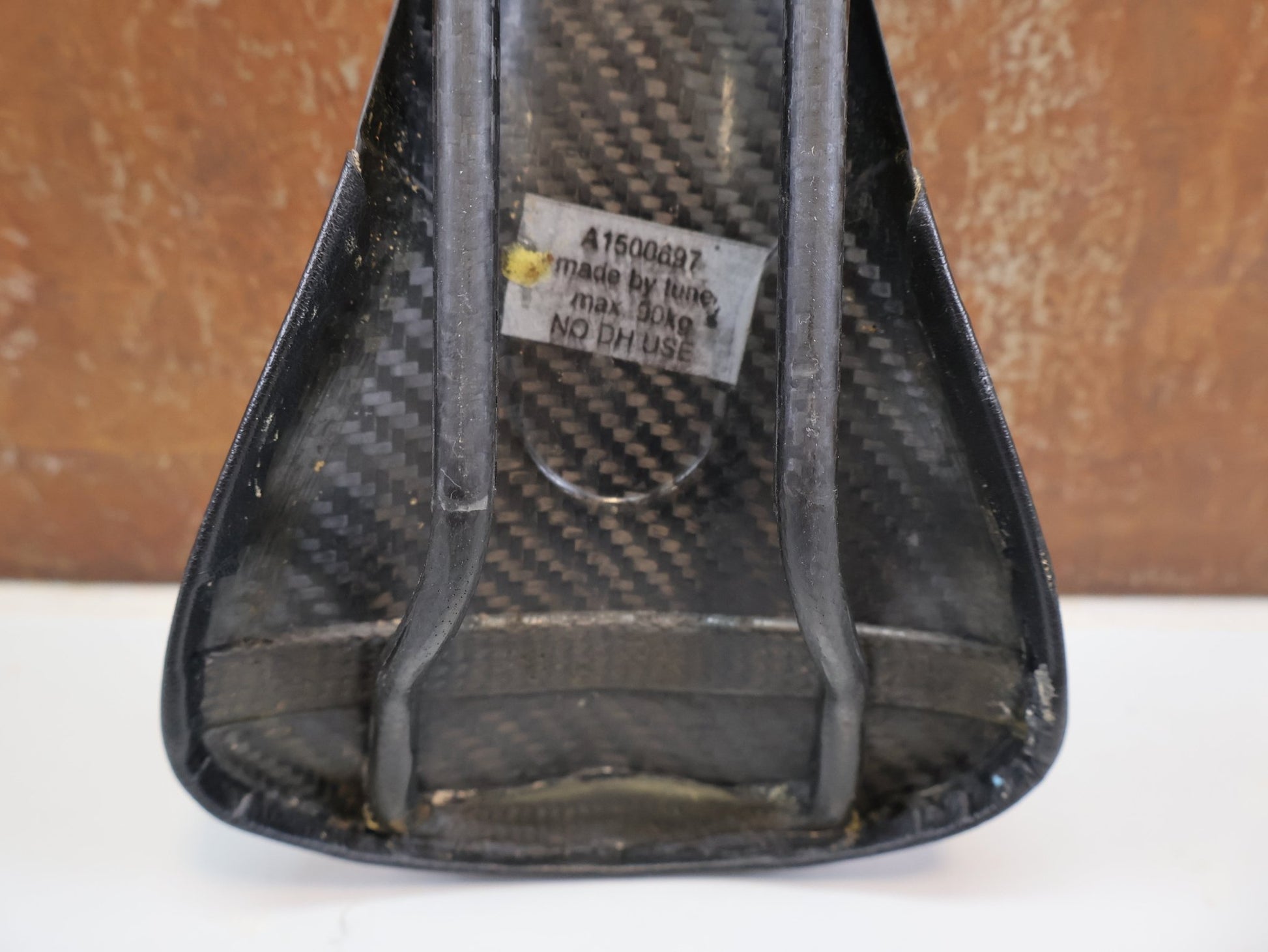 Sattel von Tune, TUNE KOMM-VOR CARBON SATTEL / SCHWARZ / CARBON GLANZ / ULTRALEICHT 96G vor USEDBIKES-OB.DE Hintergrund