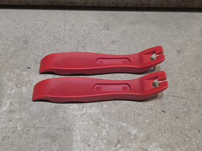 Luftpumpen & Werkzeug von Unior, UNIOR TIRE LEVER / REIFENHEBER / ROT vor USEDBIKES - OB.DE Hintergrund