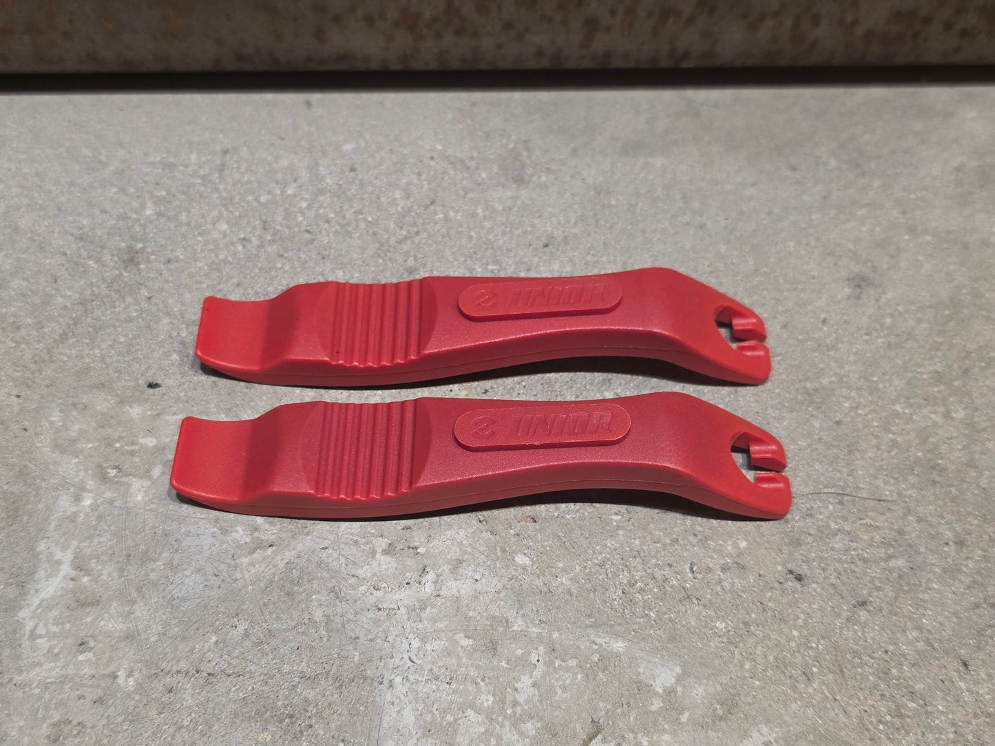 Luftpumpen & Werkzeug von Unior, UNIOR TIRE LEVER / REIFENHEBER / ROT vor USEDBIKES - OB.DE Hintergrund