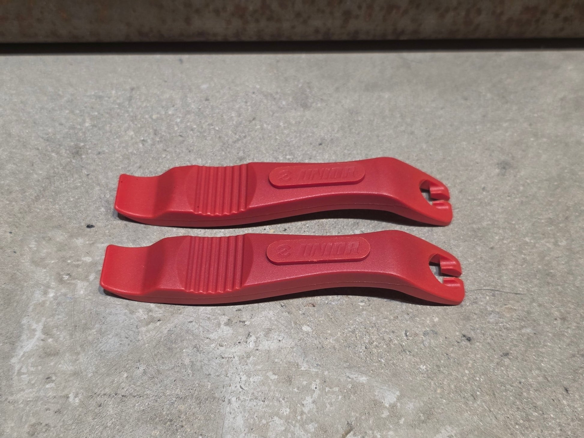 Luftpumpen & Werkzeug von Unior, UNIOR TIRE LEVER / REIFENHEBER / ROT vor USEDBIKES - OB.DE Hintergrund