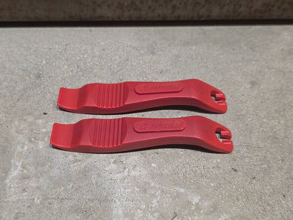 Luftpumpen & Werkzeug von Unior, UNIOR TIRE LEVER / REIFENHEBER / ROT vor USEDBIKES - OB.DE Hintergrund