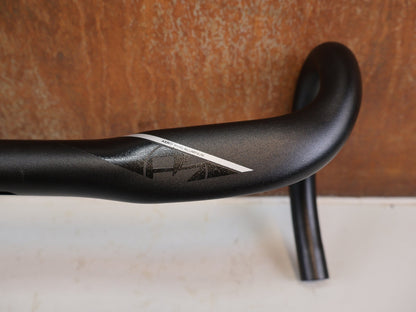Lenker von Vision, Vision TriMax Aero Lenker 31.8 x 420 mm Aluminium 302g vor USEDBIKES-OB.DE Hintergrund