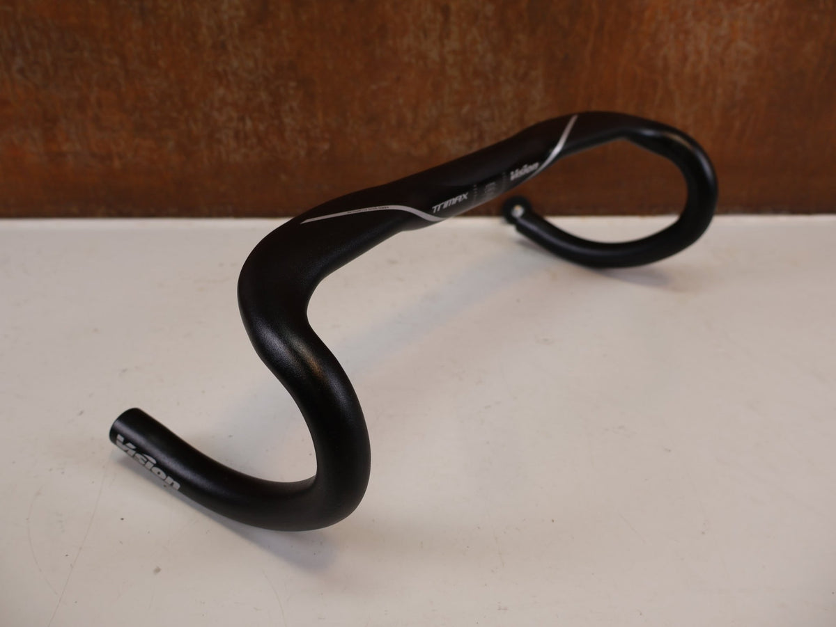 Lenker von Vision, Vision TriMax Aero Lenker 31.8 x 420 mm Aluminium 302g vor USEDBIKES-OB.DE Hintergrund
