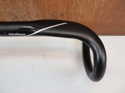 Lenker von Vision, Vision TriMax Aero Lenker 31.8 x 420 mm Aluminium 302g vor USEDBIKES-OB.DE Hintergrund