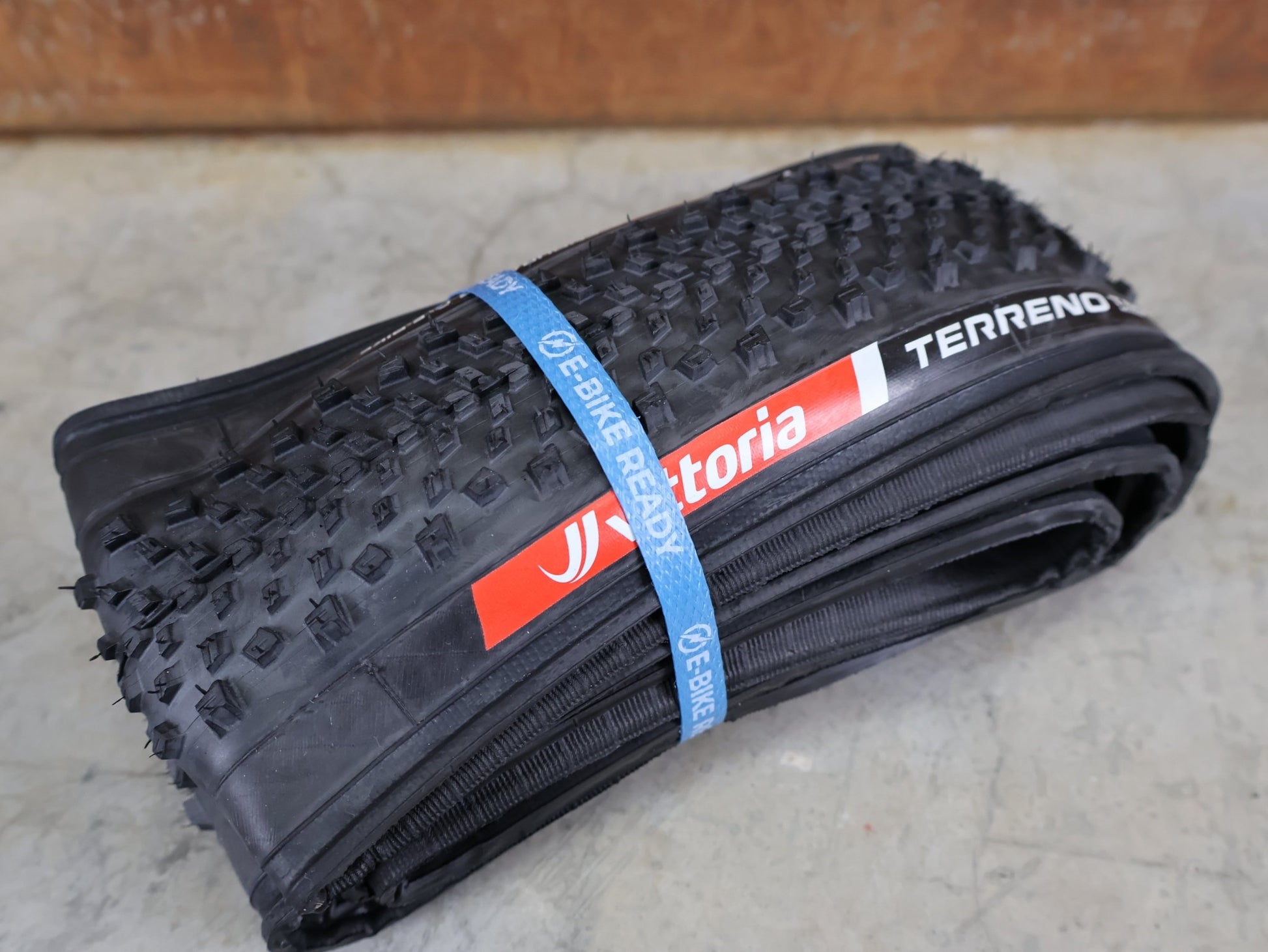 Reifen von Schwalbe, VITTORIA TERRENO T60 GRAVELREIFEN / FALTREIFEN 40 - 622 – BLACK vor USEDBIKES - OB.DE Hintergrund