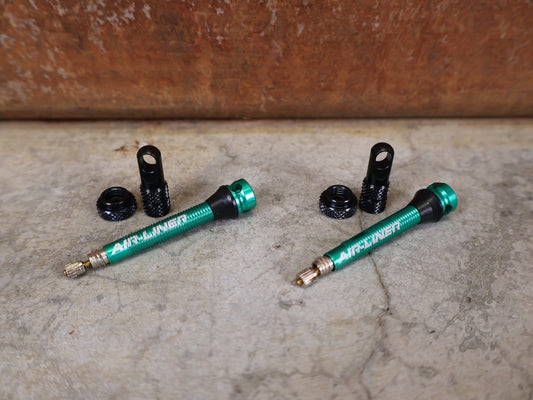 Reifen von Vittoria, VITTORIA TUBELESS VENTIL MULTIWAY UNIVERSAL KIT / 40 MM – PRESTA – GRÜN ELOXIERT vor USEDBIKES - OB.DE Hintergrund