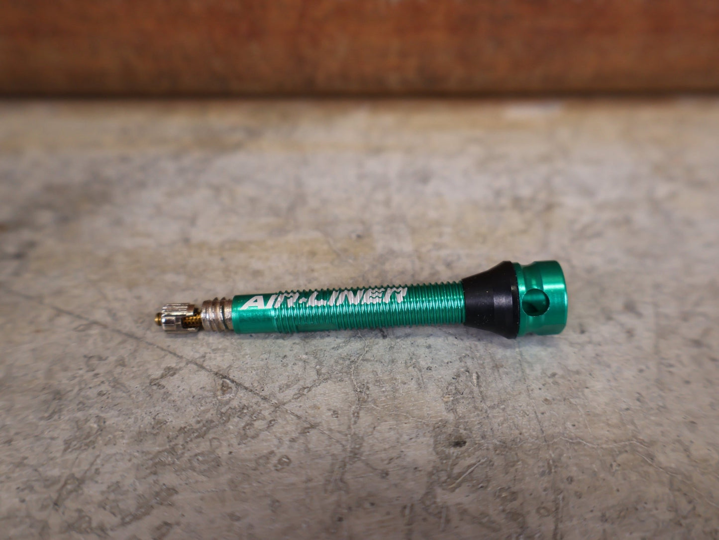 Reifen von Vittoria, VITTORIA TUBELESS VENTIL MULTIWAY UNIVERSAL KIT / 40 MM – PRESTA – GRÜN ELOXIERT vor USEDBIKES - OB.DE Hintergrund