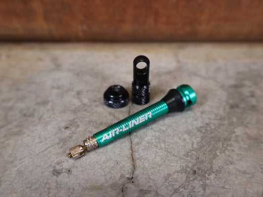 Reifen von Vittoria, VITTORIA TUBELESS VENTIL MULTIWAY UNIVERSAL KIT / 40 MM – PRESTA – GRÜN ELOXIERT vor USEDBIKES - OB.DE Hintergrund