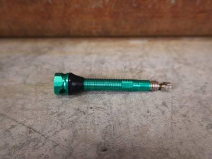 Reifen von Vittoria, VITTORIA TUBELESS VENTIL MULTIWAY UNIVERSAL KIT / 40 MM – PRESTA – GRÜN ELOXIERT vor USEDBIKES - OB.DE Hintergrund