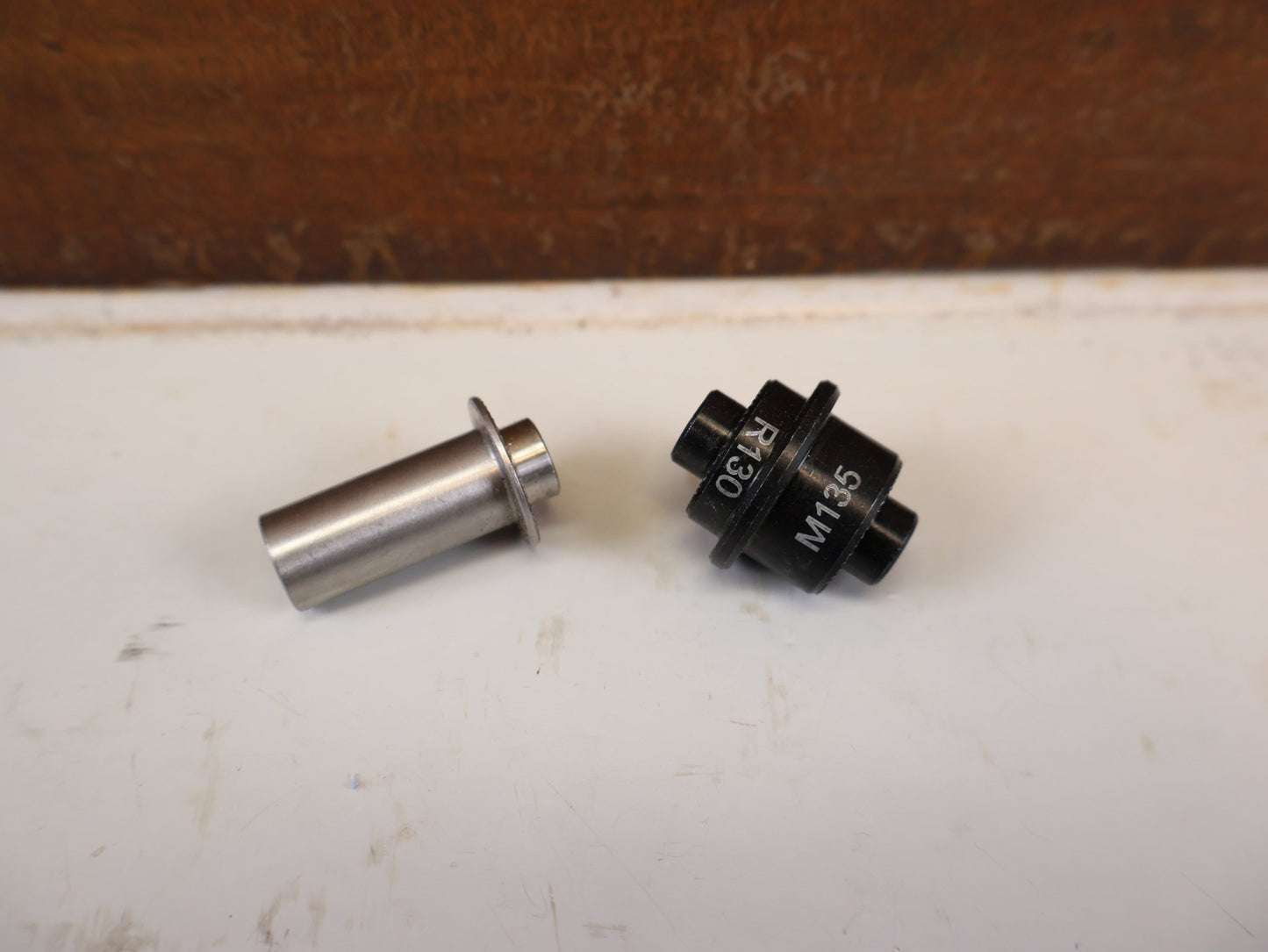 Rollentrainer & Zubehör von Wahoo, WAHOO ADAPTER SET SCHNELLSPANNER KICKR / KICKR CORE vor USEDBIKES-OB.DE Hintergrund