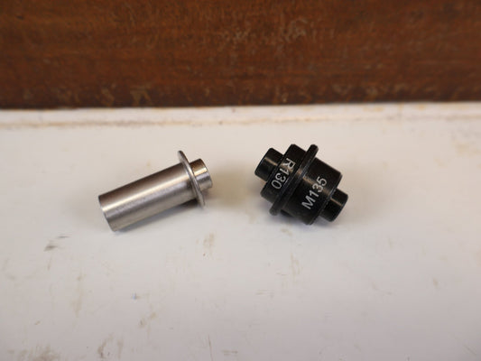 Rollentrainer & Zubehör von Wahoo, WAHOO ADAPTER SET SCHNELLSPANNER KICKR / KICKR CORE vor USEDBIKES-OB.DE Hintergrund