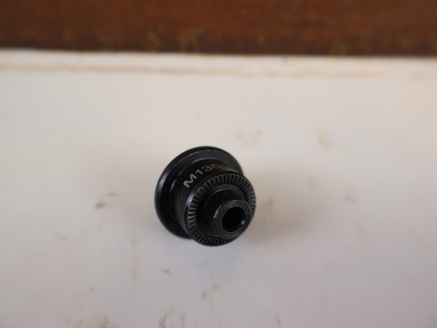 Rollentrainer & Zubehör von Wahoo, WAHOO ADAPTER SET SCHNELLSPANNER KICKR / KICKR CORE vor USEDBIKES-OB.DE Hintergrund