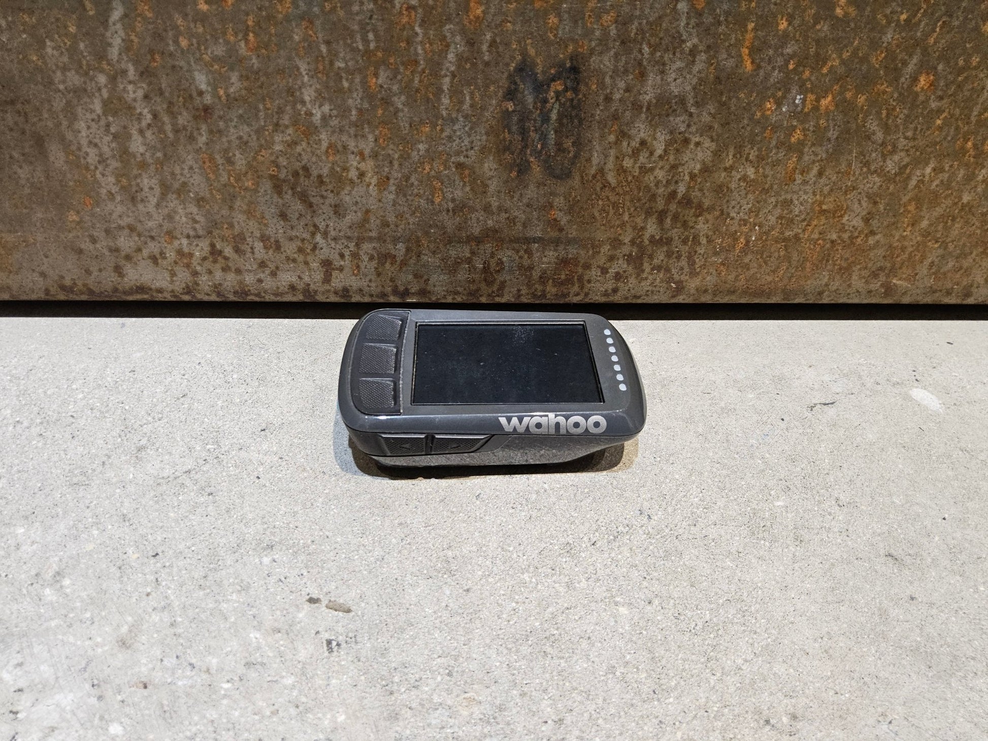 GPS - Geräte & Sensoren von Wahoo, WAHOO BOLT V1 GPS FAHRRADCOMPUTER vor USEDBIKES - OB.DE Hintergrund