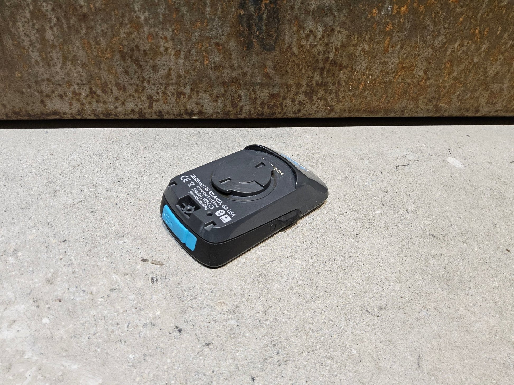 GPS - Geräte & Sensoren von Wahoo, WAHOO BOLT V1 GPS FAHRRADCOMPUTER vor USEDBIKES - OB.DE Hintergrund