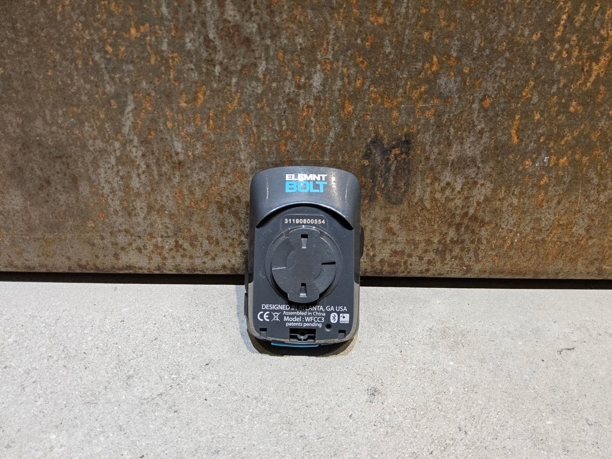 GPS - Geräte & Sensoren von Wahoo, WAHOO BOLT V1 GPS FAHRRADCOMPUTER vor USEDBIKES - OB.DE Hintergrund