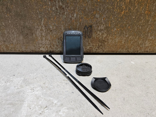 GPS - Geräte & Sensoren von Wahoo, WAHOO BOLT V1 GPS FAHRRADCOMPUTER vor USEDBIKES - OB.DE Hintergrund