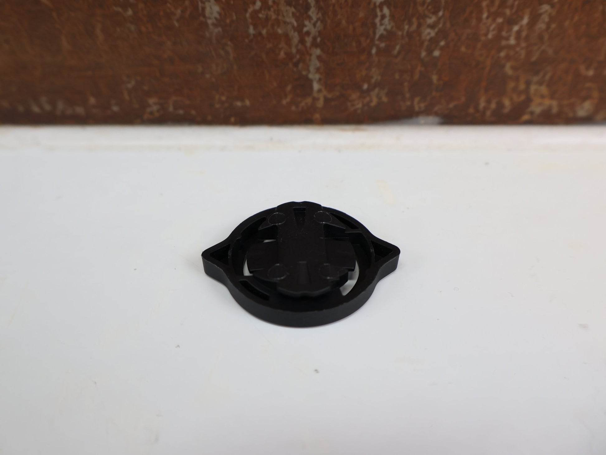 Computerhalterung von Wahoo, WAHOO ELEMNT PUCK ADAPTER / GARMIN - ZU - WAHOO CONVERTER / SCHWARZ / WFCC1M2 vor USEDBIKES - OB.DE Hintergrund