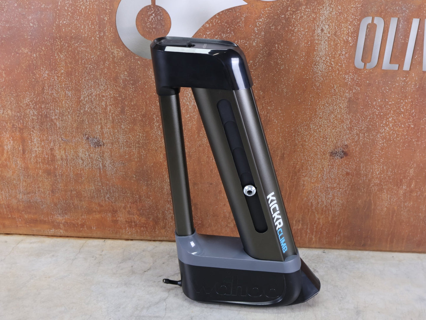 Rollentrainer & Zubehör von Wahoo, WAHOO KICKR CLIMB INDOOR GRADE SIMULATOR vor USEDBIKES - OB.DE Hintergrund