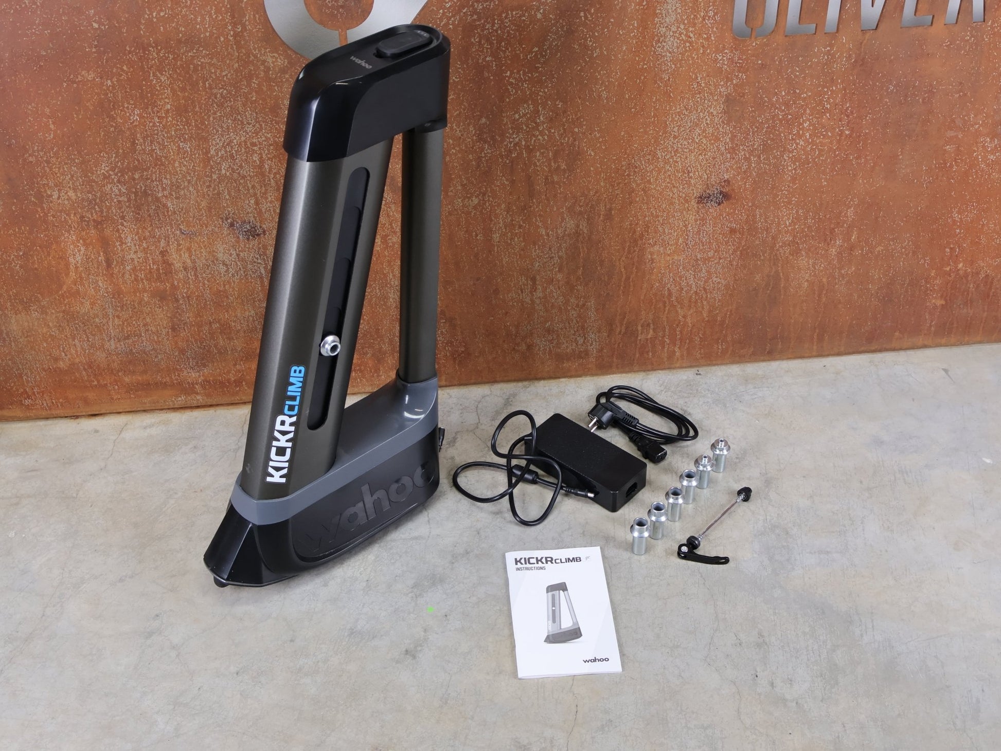 Rollentrainer & Zubehör von Wahoo, WAHOO KICKR CLIMB INDOOR GRADE SIMULATOR vor USEDBIKES - OB.DE Hintergrund