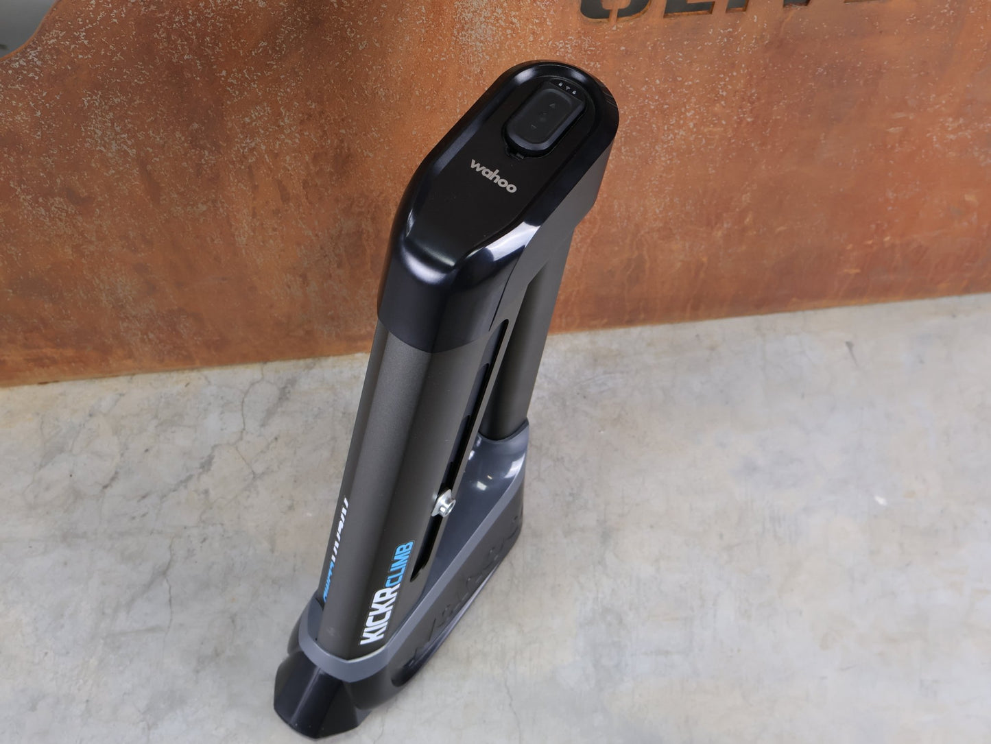 Rollentrainer & Zubehör von Wahoo, WAHOO KICKR CLIMB INDOOR GRADE SIMULATOR vor USEDBIKES - OB.DE Hintergrund